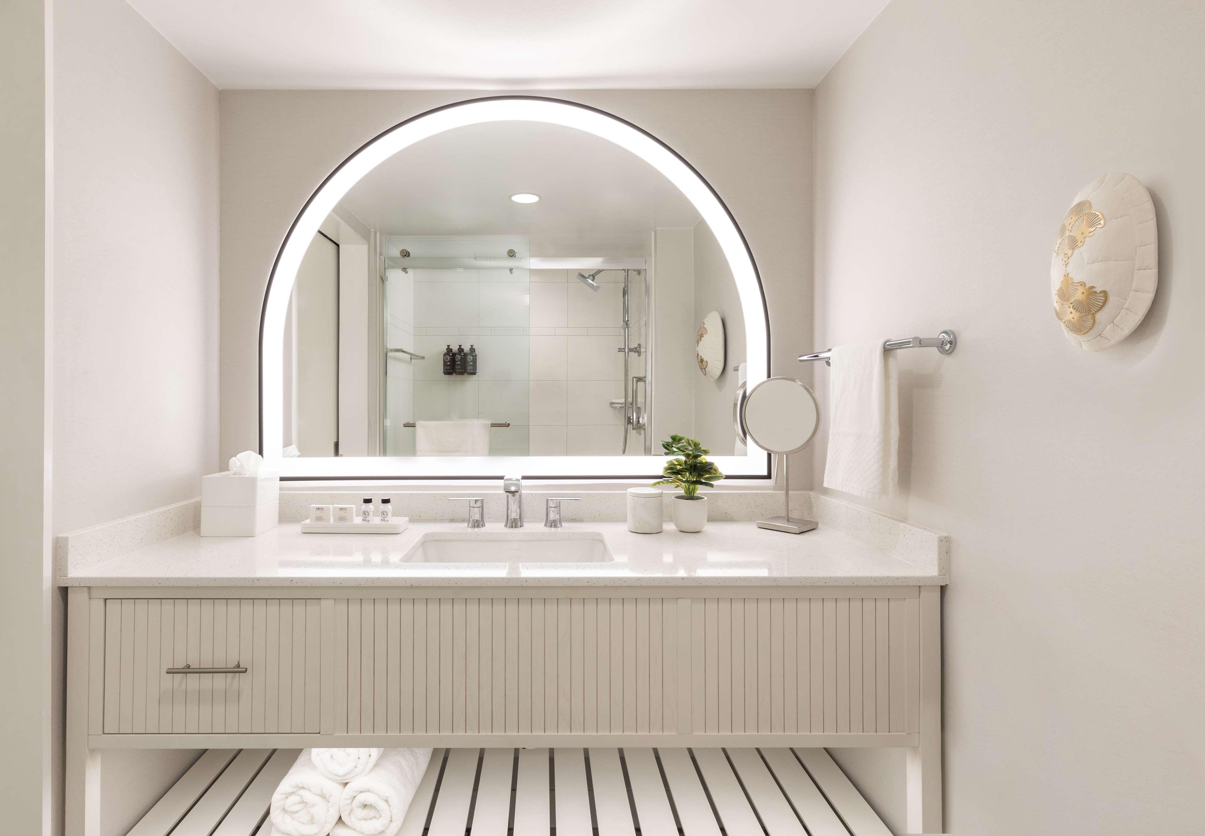 The Singer Oceanfront Resort, Curio Collection By Hilton Riviera Beach Buitenkant foto