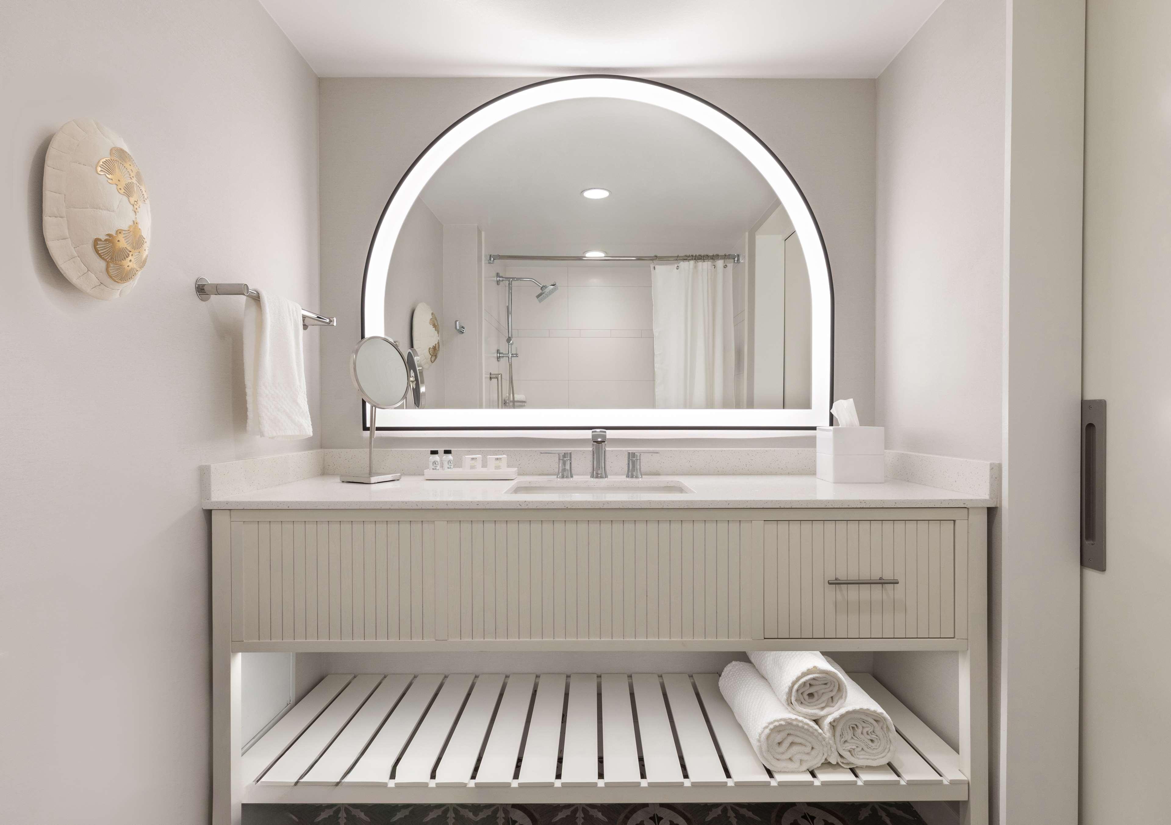 The Singer Oceanfront Resort, Curio Collection By Hilton Riviera Beach Buitenkant foto